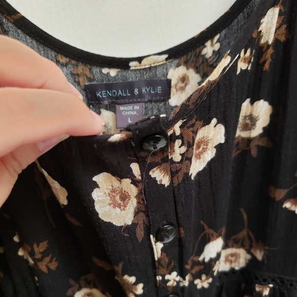 Cold shoulder top with bell sleeves - Picture 2 of 2